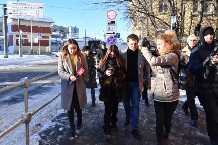 Москва. Участница гонок на внедорожнике Mercedes Мара Багдасарян приехала в ГБУ `Жилищник`, где она будет выполнять обязательные работы, назначенные ей судом за административные правонарушения. Справа - адвокат Мары Давид Кемулария.