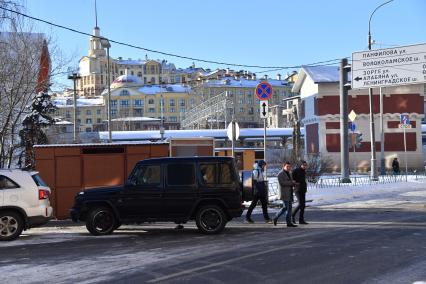 Москва. Автомобиль Mercedes Gelandewagen, на котором адвокат Мары Багдасарян Давид Кемулария привез свою подзащитную на работу в ГБУ `Жилищник`. Машина припаркована в зоне действия знака `Остановка запрещена`.