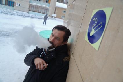 Екатеринбург. Мужчина с электронной сигаретой в месте для курения