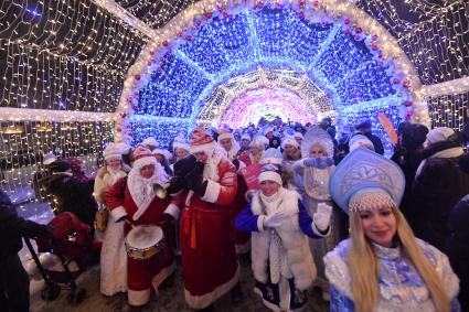 Москва.  Участники Парада Снегурочек в рамках фестиваля `Путешествие в Рождество` на Тверском  бульваре.