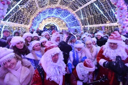 Москва.  Участники Парада Снегурочек в рамках фестиваля `Путешествие в Рождество` на Тверском  бульваре.