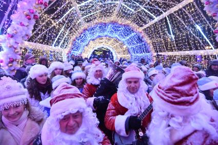 Москва.  Участники Парада Снегурочек в рамках фестиваля `Путешествие в Рождество` на Тверском  бульваре.