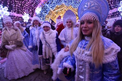 Москва.  Участники Парада Снегурочек в рамках фестиваля `Путешествие в Рождество` на Тверском  бульваре.