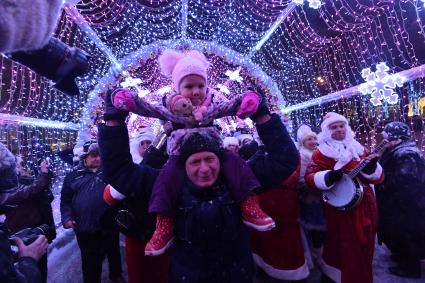 Москва.  Участники Парада Снегурочек в рамках фестиваля `Путешествие в Рождество` на Тверском  бульваре.