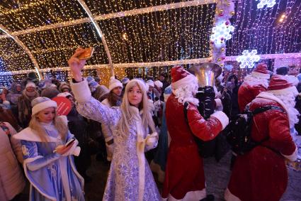 Москва.  Участники Парада Снегурочек в рамках фестиваля `Путешествие в Рождество` на Тверском  бульваре.