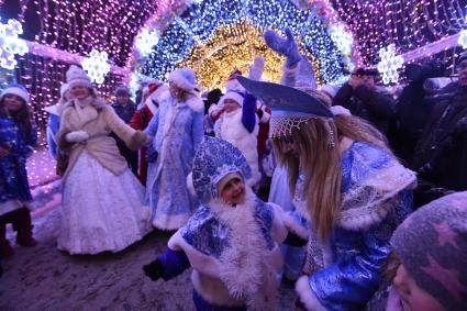 Москва.  Участники Парада Снегурочек в рамках фестиваля `Путешествие в Рождество` на Тверском  бульваре.