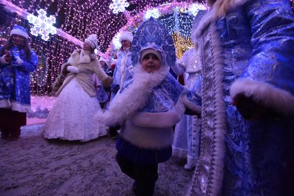 Москва.  Участники Парада Снегурочек в рамках фестиваля `Путешествие в Рождество` на Тверском  бульваре.