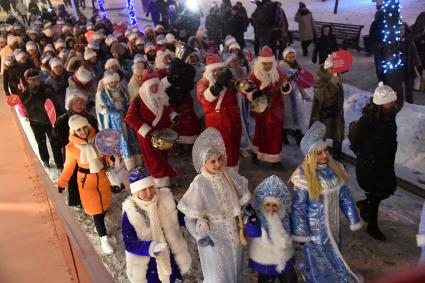 Москва.  Участники Парада Снегурочек в рамках фестиваля `Путешествие в Рождество` на Тверском  бульваре.