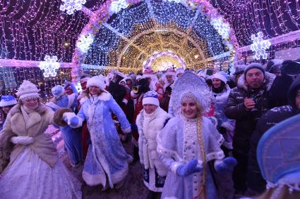 Москва. Участники Парада Снегурочек в рамках фестиваля `Путешествие в Рождество` на Тверском бульваре.