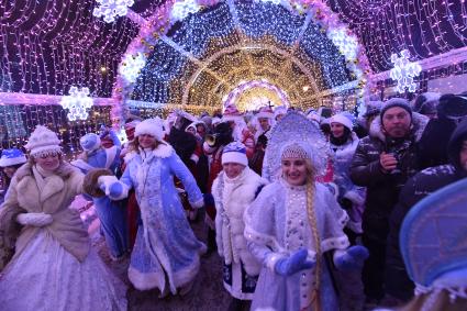 Москва.  Участники Парада Снегурочек в рамках фестиваля `Путешествие в Рождество` на Тверском  бульваре.