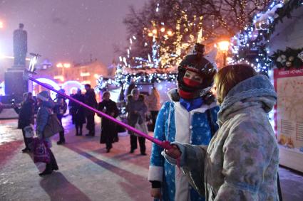 Москва. Девушки в костюмах Снегурочек делают селфи на Тверском бульваре.