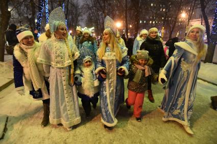 Москва.  Участники Парада Снегурочек в рамках фестиваля `Путешествие в Рождество` на Тверском  бульваре.