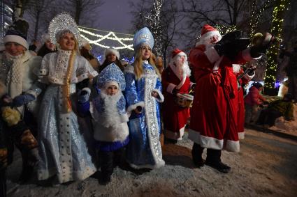 Москва.  Участники Парада Снегурочек в рамках фестиваля `Путешествие в Рождество` на Тверском  бульваре.