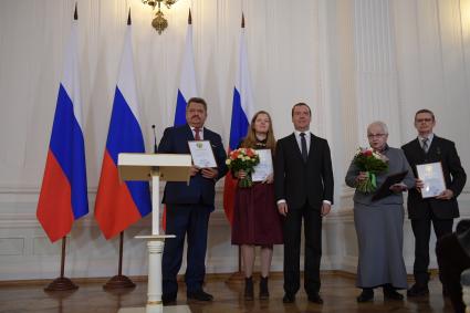 Москва. Председатель правительства РФ Дмитрий Медведев ( в центре) вручил премию правительства РФ 2016 года в области СМИ за создание детской газеты `Золотой ключик` директору издательского дома`Липецкая газета` Петру Игнатову (слева), главному редактору газеты `Золотой ключик` Елене Митиной (вторая справа), художнику газеты Виктору Нелюбову (справа) , корреспонденту газеты Елене Кашуре ( вторая слева).