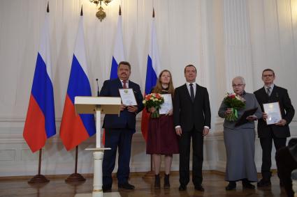 Москва. Председатель правительства РФ Дмитрий Медведев ( в центре)  вручил премию  правительства РФ 2016 года в области СМИ  за создание детской газеты `Золотой ключик` директору издательского дома`Липецкая газета` Петру Игнатову (слева), главному редактору газеты `Золотой ключик` Елене Митиной (вторая справа), художнику газеты Виктору Нелюбову (справа) , корреспонденту газеты Елене Кашуре ( вторая слева).