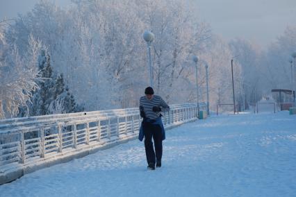 Красноярск.   Мужчина во время пробежки в парке.