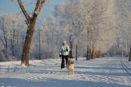 Красноярск.  Женщина катается на лыжах в парке.