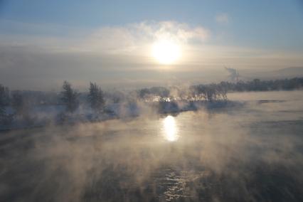 Красноярск.  Испарение над водой во время сильного мороза.