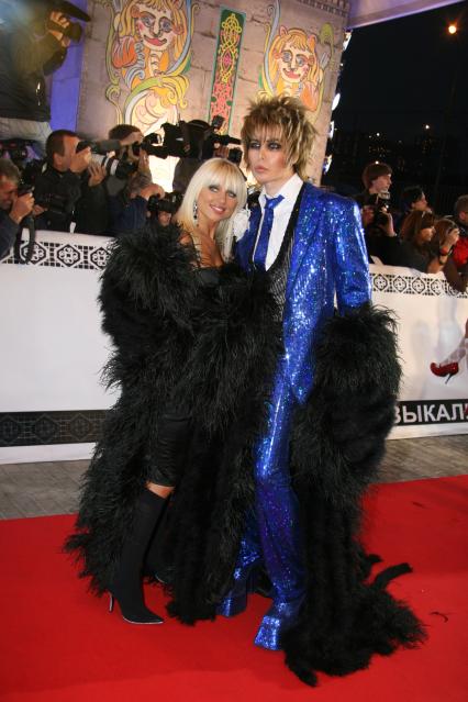 Диск130. Церемония вручения Премии MTV Russian Music Awards 2007. Ледовый дворец на Ходынском поле. Москва. На снимке: певица Кристина Свешникова и стилист, певец Сергей Зверев