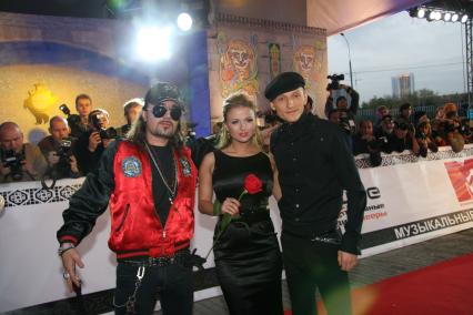 Диск130. Церемония вручения Премии MTV Russian Music Awards 2007. Ледовый дворец на Ходынском поле. Москва. На снимке: певец Богдан Титомир (слева), певица Анна Семенович и резидет COMEDY CLUB Павел Воля