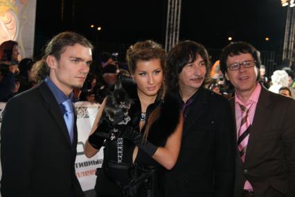 Диск130. Церемония вручения Премии MTV Russian Music Awards 2007. Ледовый дворец на Ходынском поле. Москва. На снимке: участники группы А-СТУДИО и солистка группы Кети Топурия