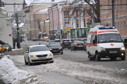 Москва.   Машина  скорой помощи на улице города.