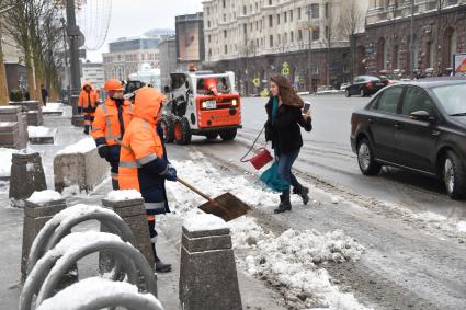 Москва.   Сотрудники  коммунальных служб убирают снег на Тверской улице.