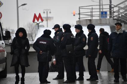 Москва.  Полицейские у метро Чеховская.