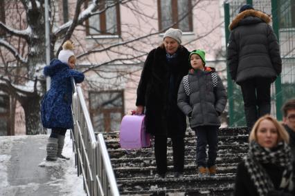 Москва.  Женщина с детьми на улице.