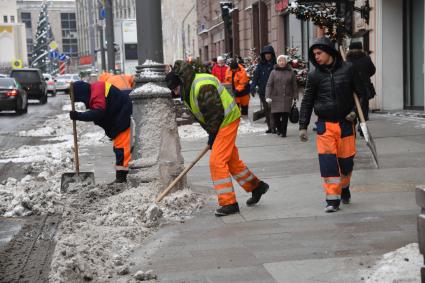 Москва.   Сотрудники  коммунальных служб убирают снег на Тверской улице.