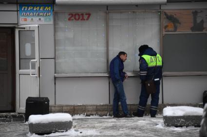 Москва.    Сотрудник ДПС разговаривает с мужчиной.