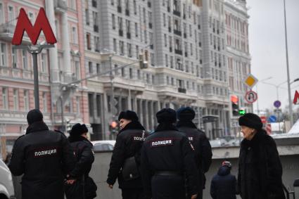 Москва.  Полицейские у метро Чеховская.