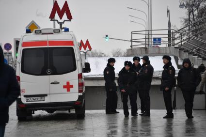 Москва.  Полицейские и  машина скорой помощи у метро Чеховская.