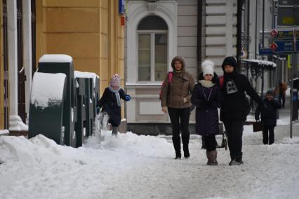 Москва.  Девушки идут по заснеженной улице.