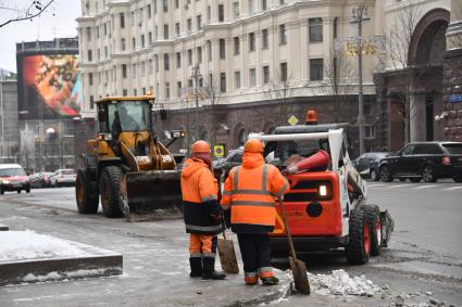 Москва.   Сотрудники  коммунальных служб убирают снег на Тверской улице.