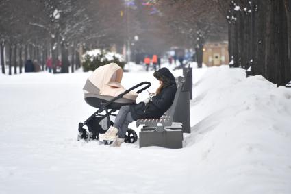 Москва.   Женщина с коляской на бульваре.