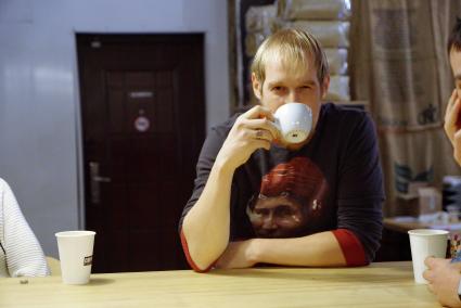 Екатеринбург. Бариста готовит зерновой кофе в одной из кофеен города