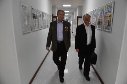 Москва. Корреспондент `Комсомольской правды` Леонид Репин и заместитель редактора отдела международной и внутренней политики `Комсомольской правды` Александр Гамов (слева направо) в редакции.