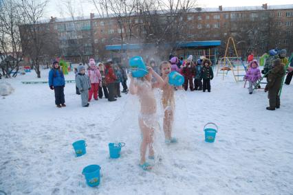 Красноярск.  Воспитанники детского сада #317 во время занятия в секции закаливания `Крепыш`.