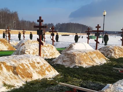 Мытищи, Московская область. Церемония прощания с погибшими при крушении самолета Ту-154 над Черным морем на Федеральном мемориальном кладбище.