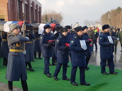 Мытищи, Московская область. Церемония прощания с погибшими при крушении самолета Ту-154 над Черным морем на Федеральном мемориальном кладбище.