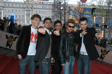 Диск130. Церемония вручения премии КИНОНАГРАДЫ MTV РОССИЯ. 2007. На снимке: участники группы КОРНИ Павел Артемьев,  Александр Бердников, Алексей Кабанов, Александр Асташенок и телеведущий Александр Анатольевич (в центре)