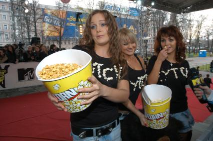 Диск130. Церемония вручения премии КИНОНАГРАДЫ MTV РОССИЯ. 2007. На снимке (слева направо): участницы группы ТУТСИ Анастасия Крайнова, Ирина Ортман и Леся Ярославская