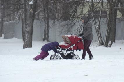 Тула. Мужчина с детской коляской на прогулке.