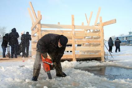 Нижний Новгород. Рабочий подготавливает купель к празднику Крещения.