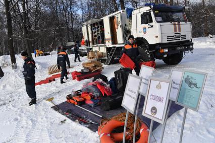 Москва.   Сотрудники МЧС оборудуют места для крещенских купаний .