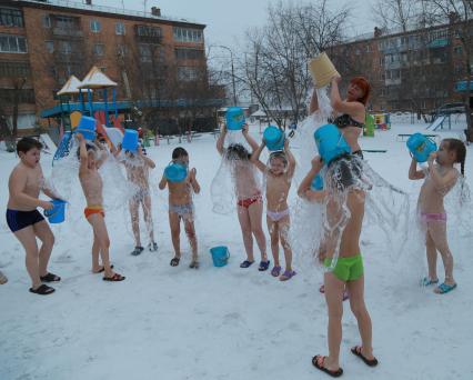 Красноярск.   В праздник Крещения воспитанники детского сада обливаются водой на улице.