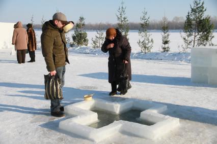 Алтайский край.   Верующие пьют воду из иордани во время праздника Крещения Господня.