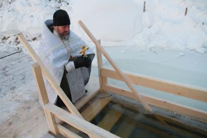 Алтайский край. Священник совершает богослужение у проруби перед началом крещенского купания.