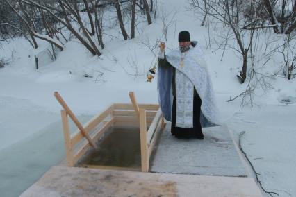 Алтайский край. Священник совершает богослужение у проруби перед началом крещенского купания.